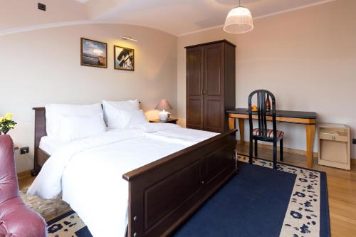 Hotel Sterling Garni - image 7