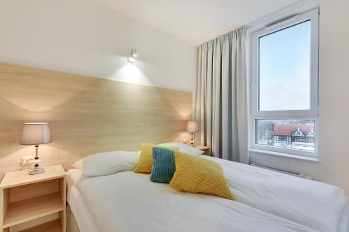2 twin beds, 1 sofa bed
