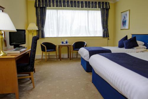 1 queen bed, 1 twin bed