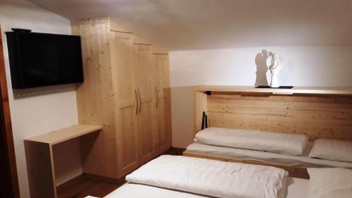1 king bed, 1 twin bed