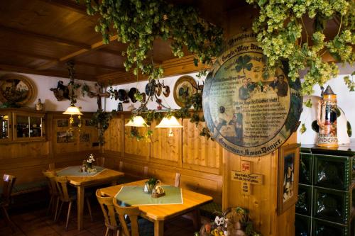 餐廳, Hotel Landgasthof Zum Schildhauer in 哈爾芬