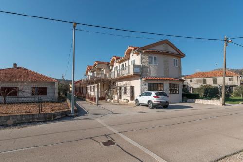  Apartments Ivana-Gustirna, Unterkunft in Gustirna