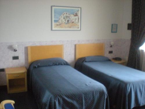 1 queen bed, 1 twin bed