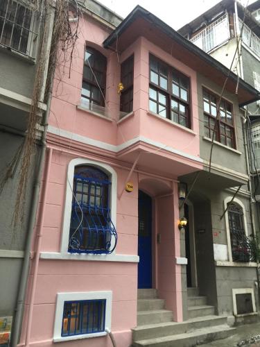 

House of Life in Tourist Area: Feeling own house.