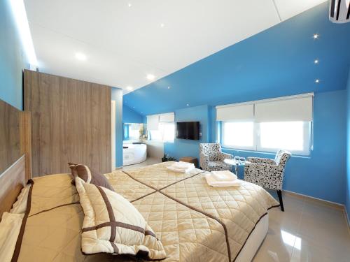 Agent Lux Apartments - image 2