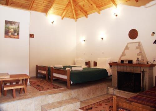1 double bed, 1 twin bed