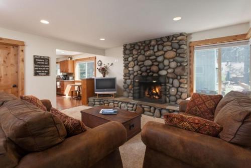 Hill Kings Beach Rental Cabin - image 8