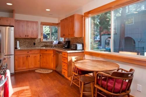 Hill Kings Beach Rental Cabin - image 5