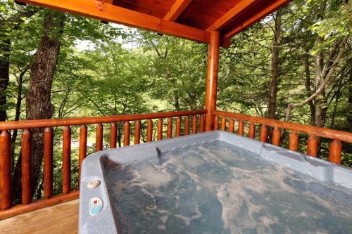 Rustic and Elegant Cabin in Enchanting Views of Great Smoky Mountain in Pigeon Forge Suburbs
