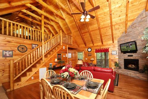 Rustic and Elegant Cabin in Enchanting Views of Great Smoky Mountain in Pigeon Forge Suburbs