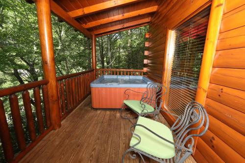 Rustic and Elegant Cabin in Enchanting Views of Great Smoky Mountain in Pigeon Forge Suburbs