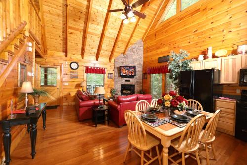 Rustic and Elegant Cabin in Enchanting Views of Great Smoky Mountain in Pigeon Forge Suburbs