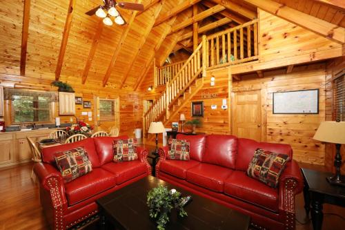 Rustic and Elegant Cabin in Enchanting Views of Great Smoky Mountain in Pigeon Forge Suburbs