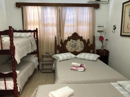 1 double bed, 1 twin bed, 2 bunk beds
