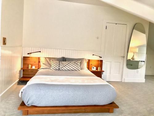 1 queen bed, 1 sofa bed