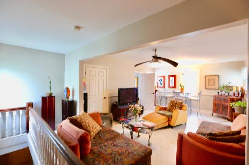 

Vibrant Art Home