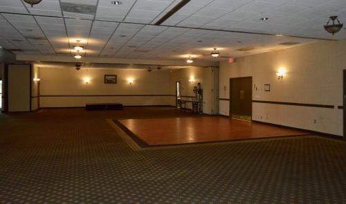 Mystic River Hotel & Suites - image 35
