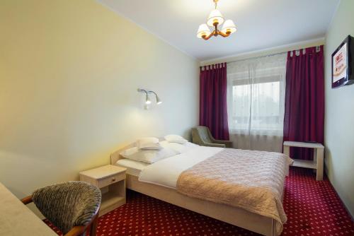 1 twin bed, 1 sofa bed