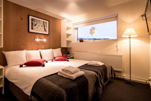 2 twin beds