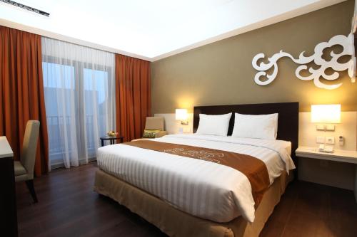 Soll Marina Hotel & Conference Center Bangka Stop at Soll Marina Hotel & Conference Center Bangka to discover the wonders of Bangka. The property offers a wide range of amenities and perks to ensure you have a great time. Service-minded staff wi