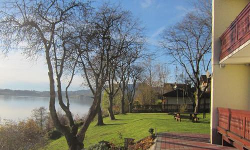 Dārzs, Haus am Hang in Innerschwand am Mondsee