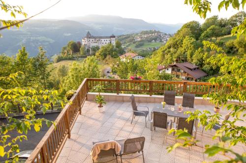 Apartment with Mountain View