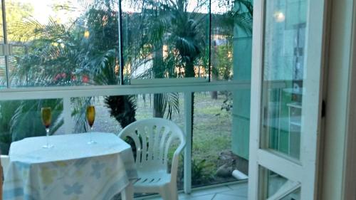 Apartamento térreo próximo ao mar na Praia da Cal
