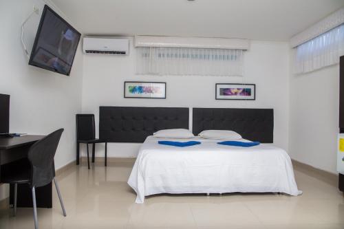 Standard Double Room image 9