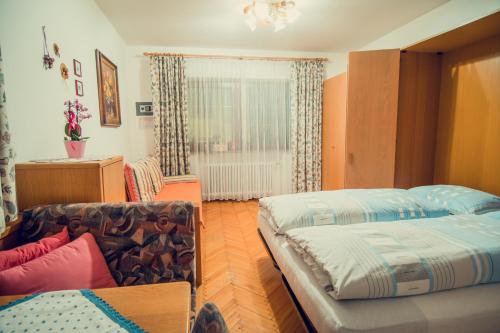 1 queen bed, 1 sofa bed