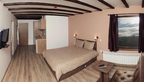 1 queen bed, 1 sofa bed