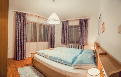 1 queen bed, 1 sofa bed
