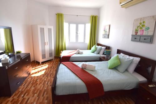 Standard Twin Room image 4
