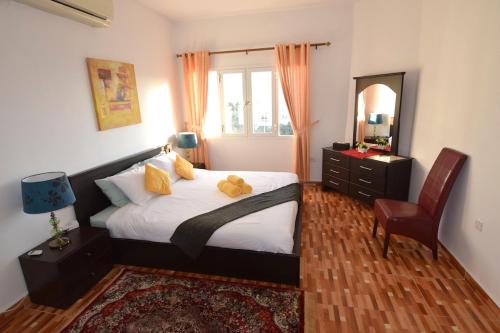 Standard Double Room image 4