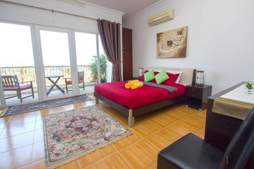 Double Room with Balcony and Sea View image 3