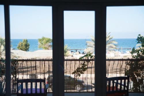 Double Room with Balcony and Sea View image 4