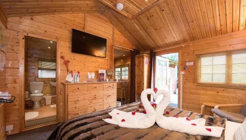 Hot tub, Cypress Log Cabins Accommodation in Godshill