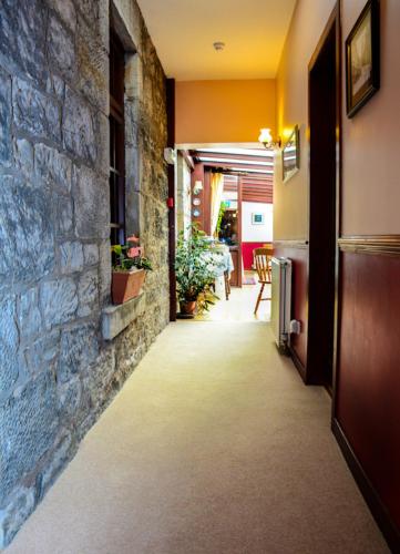 Pintu masuk, Clarke Cottage Guest House in Dunfermline