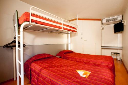 3 twin beds