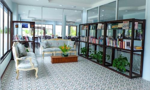Lobby, Menam Resort in Bang Len