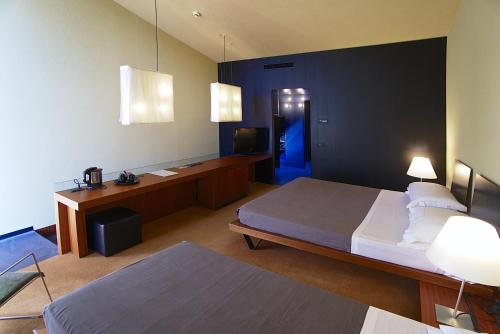1 queen bed, 1 twin bed