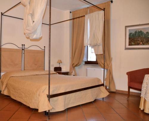 1 queen bed, 2 twin beds