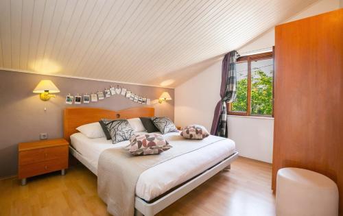 Golden view luxury apartment - image 5