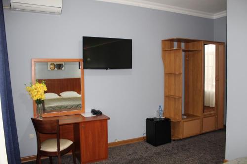 Hotel Continent - image 2