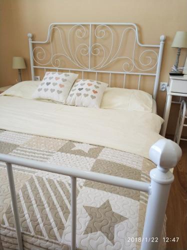 1 queen bed, 1 sofa bed