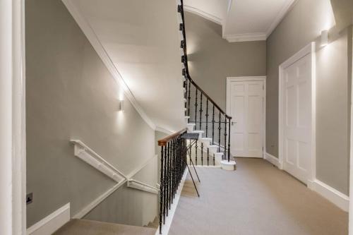 Spacious Apartment close to Princes Street - image 14