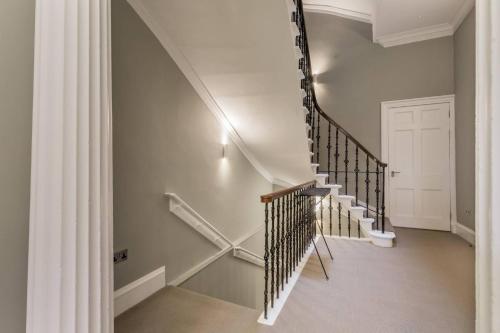 Spacious Apartment close to Princes Street - image 10