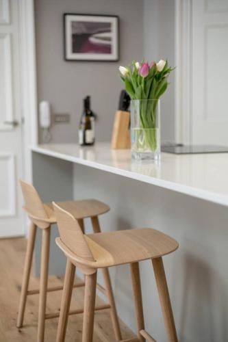 Spacious Apartment close to Princes Street - image 13