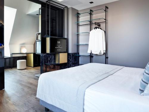 1 queen bed, 1 sofa bed