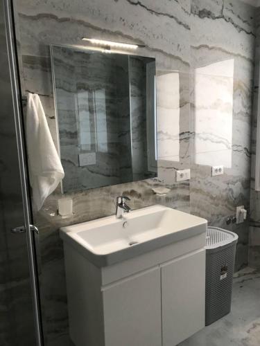Brilant Apartament - image 12