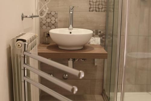 Standard Double Room image 6